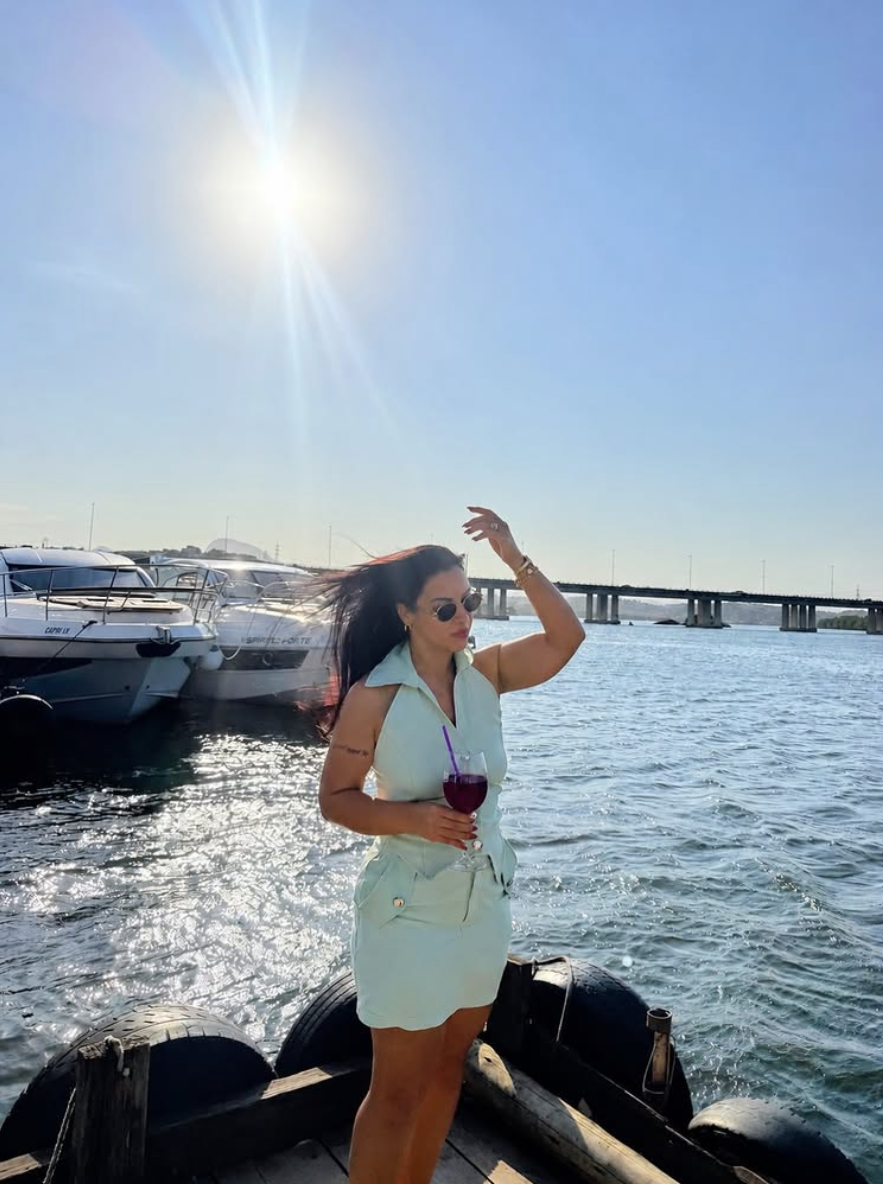 Rayana ao ar livre, perto de uma marina